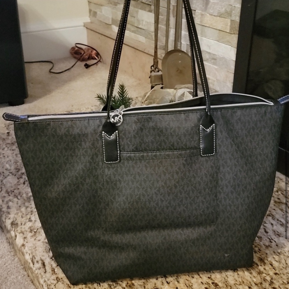 MICHAEL KORS TRAVEL LARGE TOP ZIP TOTE - Picture 4 of 9